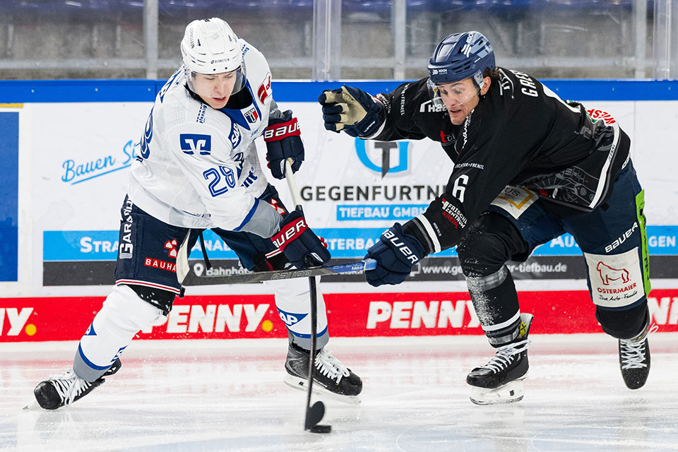 Alexander Ehl von den Adler Mannheim und Alex Green von den Straubing Tigers.