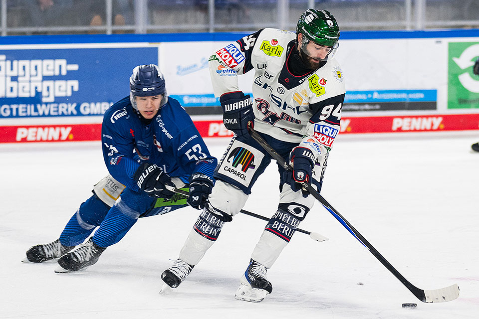 Danjo Leonhardt von den Straubing Tigers und Liam Kirk von den Eisbren Berlin.