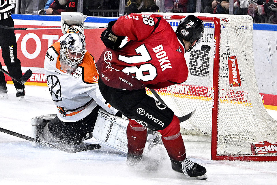 K�lns Bokk trifft zum 2:0 gegen Wolfsburg.