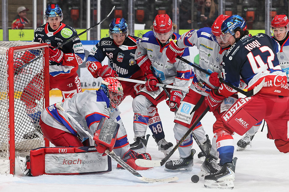 Spielszene Selb gegen Peiting.