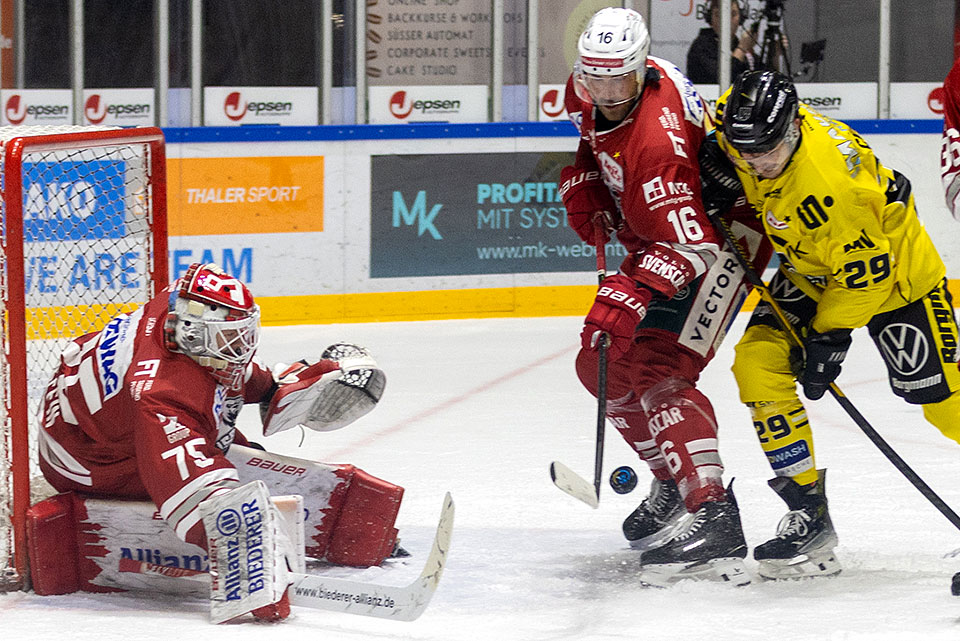Spielszenen Regensburg gegen Krefeld.