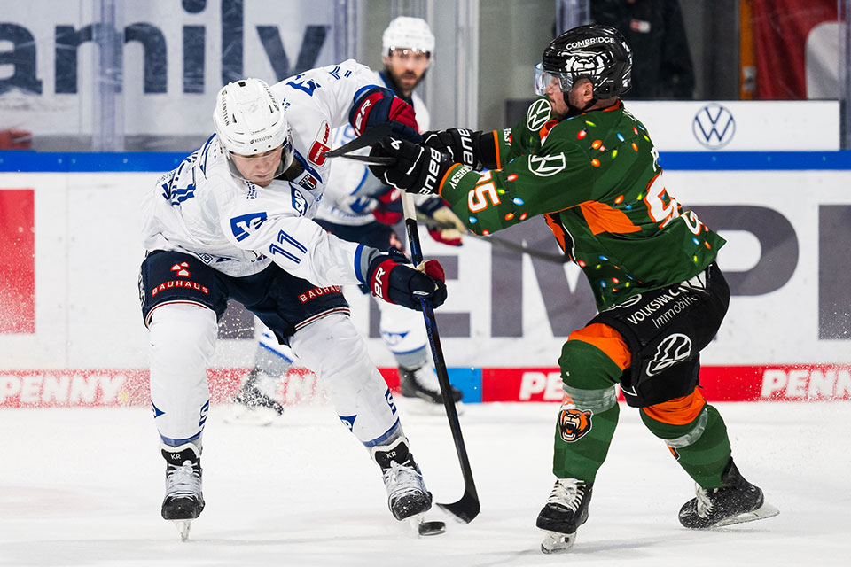 Kristian Reichel von den Adler Mannheim und Fabio Pfohl von den Grizzlys Wolfsburg.