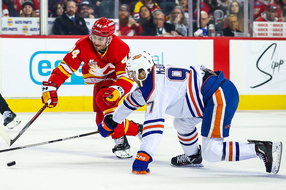 Calgarys Joel Hanley gegen Edmontons Connor McDavid.