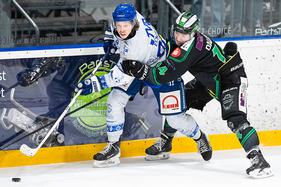 Spielszene H�chstadt gegen Riessersee.