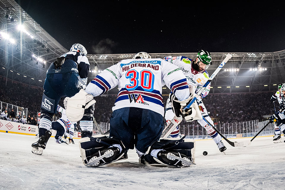 Spielszene DEL Winter Game in Dresden.