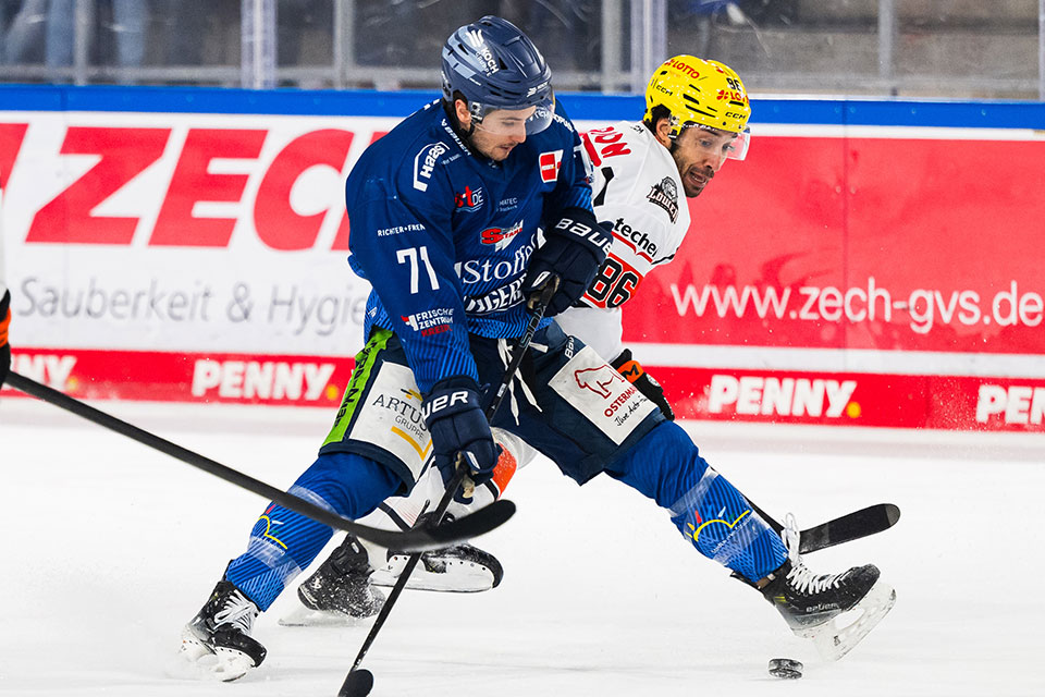 Nick Halloran von den Straubing Tigers und Cameron Brace von den L�wen Frankfurt.