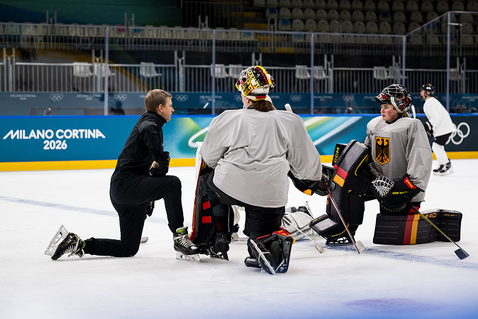 Torwarttrainer Sascha Rogoza beim Training der DEB Frauen.