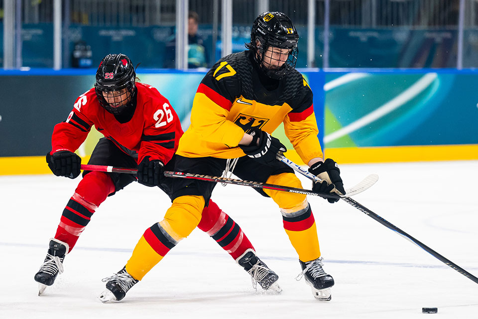 Emily Clark von Team Kanada Frauen und Emily Nix von Team Deutschland.
