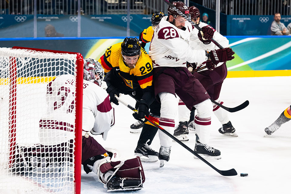 Leon Draisaitl gegen Zemgus Girgensons.