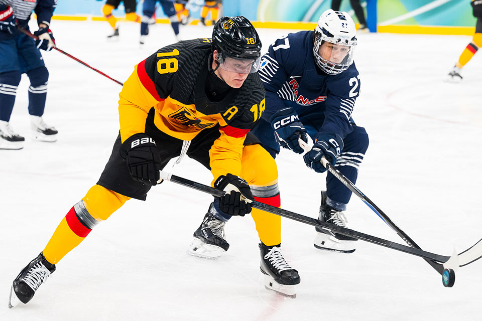 Tim St�tzle von Team Deutschland und Jules Boscq von Team Frankreich.