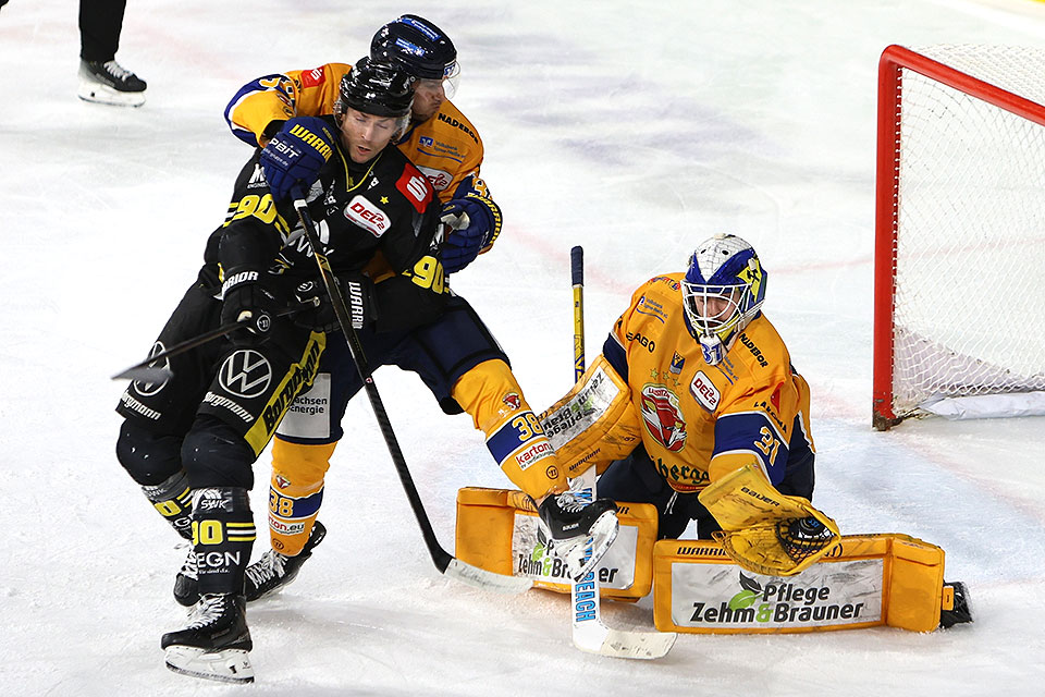 Spielszene Krefeld gegen Wei�wasser.