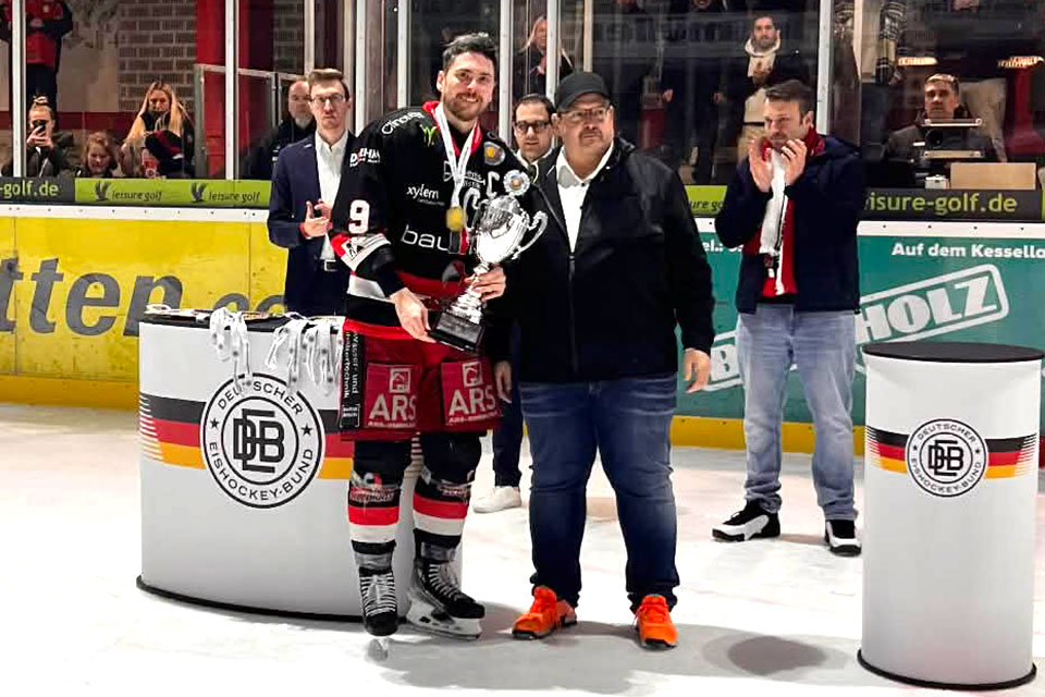 Scorpions-Kapit�n McPherson mit dem Nord-Meister-Pokal.