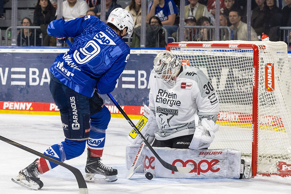 Spielszene Mannheim gegen K�ln.