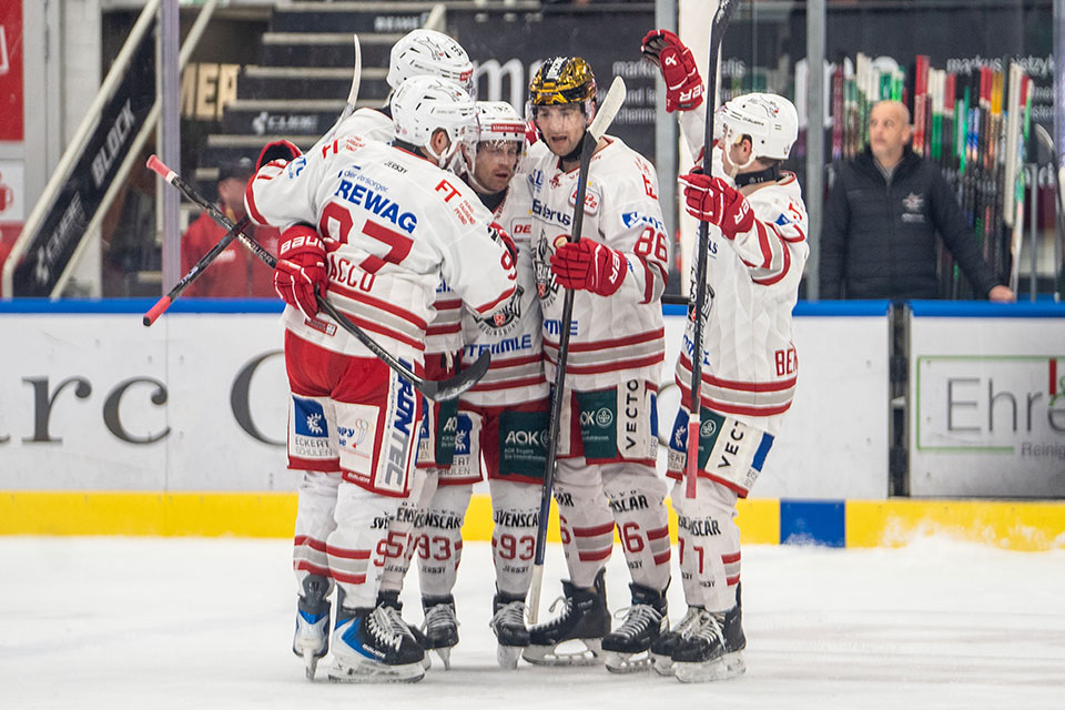 Regensburg jubelt �ber den dritten Sieg in Rosenheim.