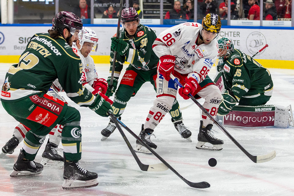 Spielszene Rosenheim gegen Regensburg.