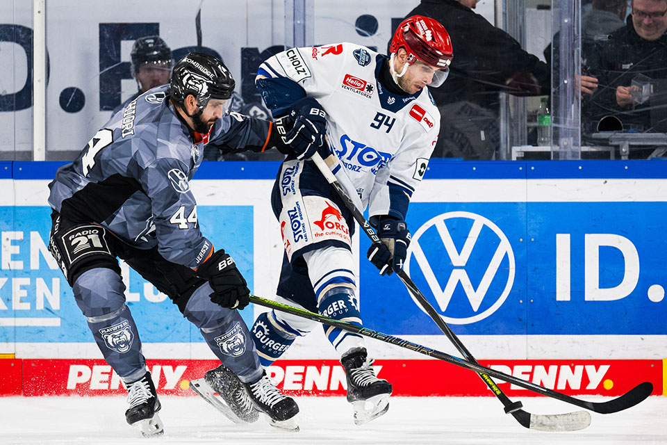 Julian Melchiori von den Grizzlys Wolfsburg und Phil Hungerecker von den Schwenninger Wild Wings.