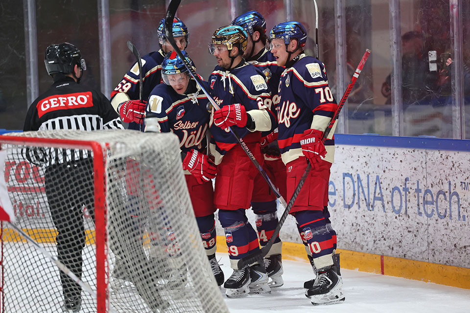 Mit zwei sp�ten Powerplaytoren dreht Selb das Spiel gegen die Scorpions.