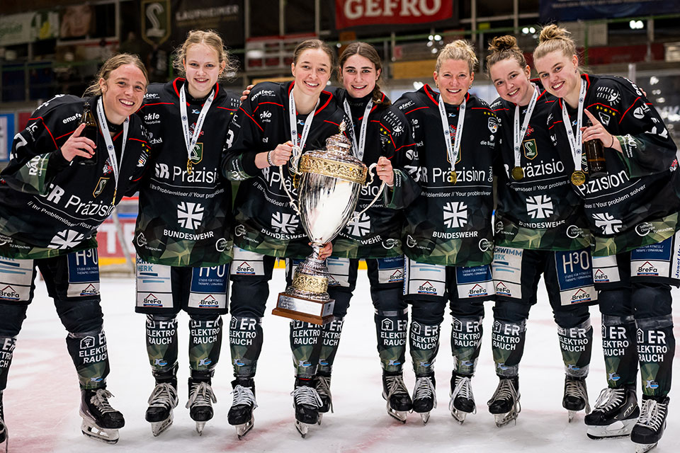 Die Memmingerinnen mit dem Pokal.