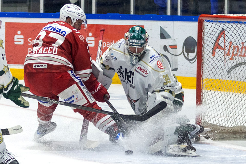 Spielszene Regensburg gegen Rosenheim.