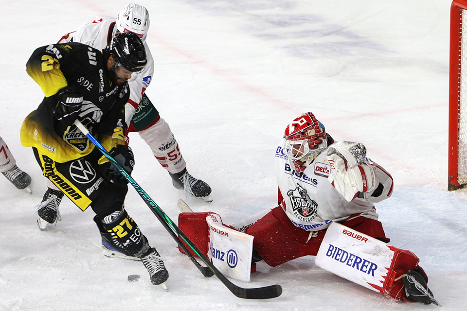Spielszene Krefeld gegen Regensburg.