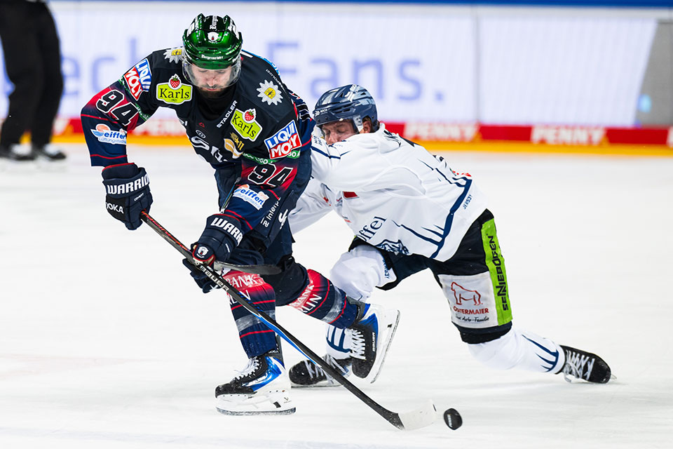 Liam Kirk von den Eisb�ren Berlin und Mario Zimmermann von den Straubing Tigers.