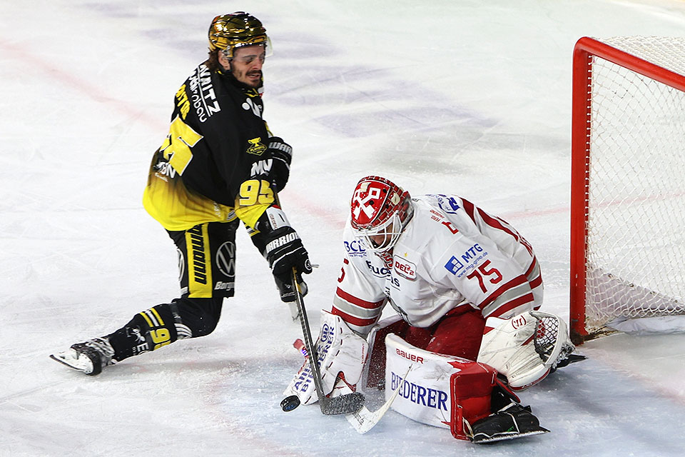 Spielszene Krefeld gegen Regensburg.