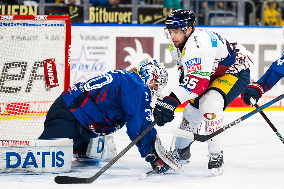 Arno Tiefensee von den Adler Mannheim und Frederik Tiffels von den Eisbären Berlin.
