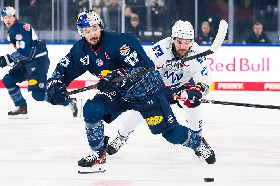 Taro Hirose vom EHC Red Bull M�nchen und Kris Bennett von den Adler Mannheim im Zweikampf-