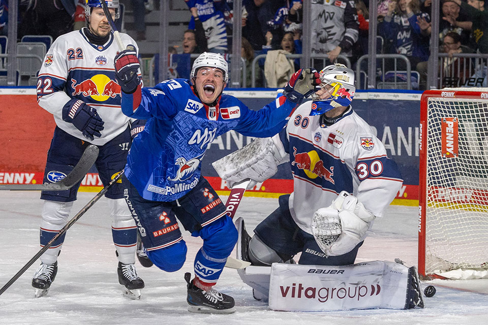 Jubel bei den Adlern nach dem dritten Sieg gegen M�nchen.