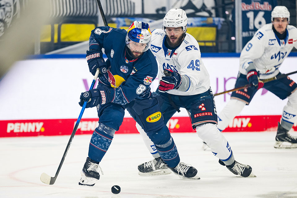 Tobias Rieder vom EHC Red Bull M�nchen und Lukas K�lble von den Adler Mannheim im Zweikampf.