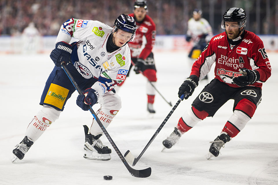 Jonas Mller von den Eisbren Berlin fhrt den Puck vor Frederik Storm von den Klner Haien.