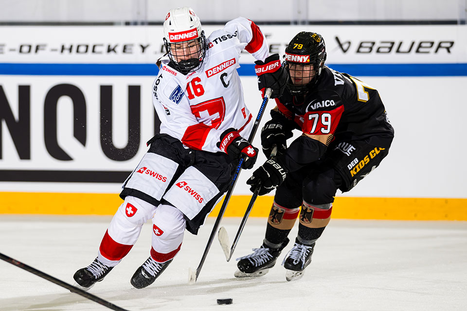 Lynn Rossel Alena von Team Schweiz und Anna Rose von Team Deutschland im Zweikampf.