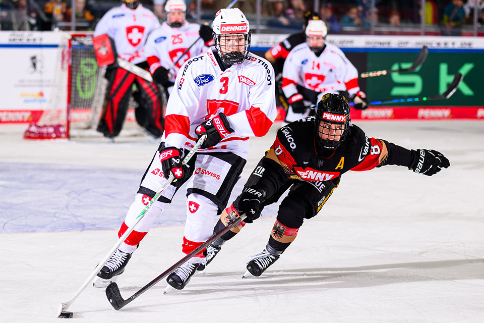 Aiyana Vuillemin von Team Schweiz Frauen und Ronja Hark von Team Deutschland.