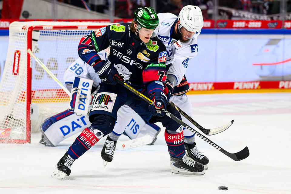 Eric H�rdler von den Eisb�ren Berlin und Lukas K�lble von den Adler Mannheim im Zweikampf.