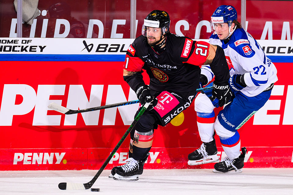 Nico Kr�mmer von Team Deutschland f�hrt den Puck w�hrend des Spiels zwischen Team Deutschland und Team Slowakei.