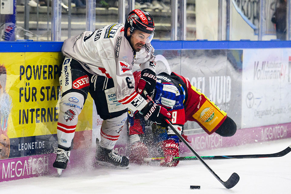 Brett Ouderkirk vom ECDC Memmingen und Brett Humberstone vom Deggendorfer SC.