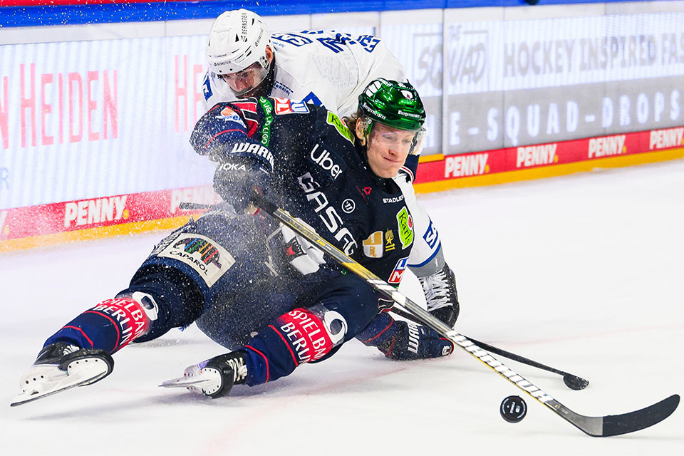 Siegtorsch�tze Luke Esposito von den Adler Mannheim und Eric H�rdler von den Eisb�ren Berlin.
