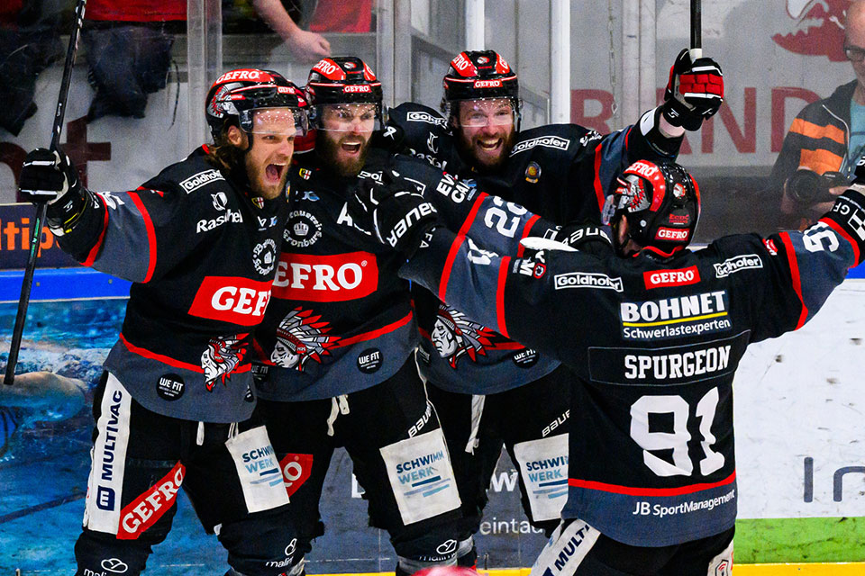 Memmingen feiert die Oberliga-Meisterschaft.