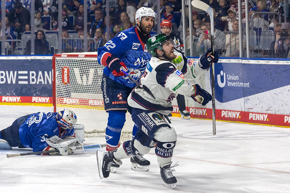 Doppeltorsch�tze Ty Ronning jubelt in Mannheim.