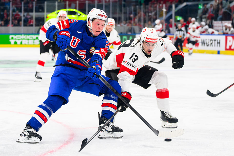 Max Plante von Team USA und Nico Hischier von Team Schweiz. Max Plante von Team USA und Nico Hischier von Team Schweiz.