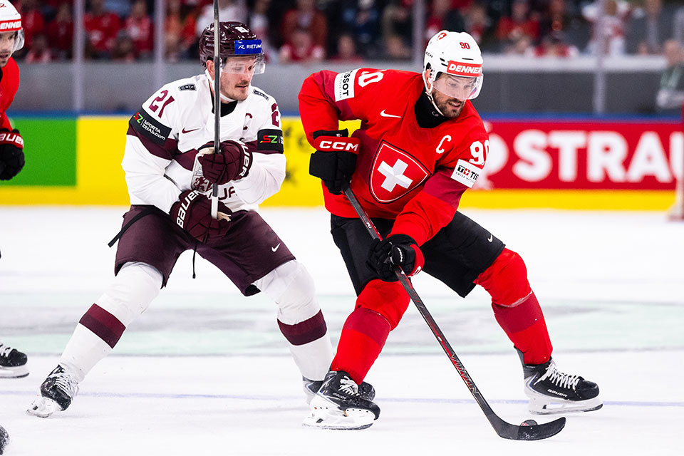 Rudolfs Balcers von Team Lettland und Roman Josi von Team Schweiz. Rudolfs Balcers von Team Lettland und Roman Josi von Team Schweiz.