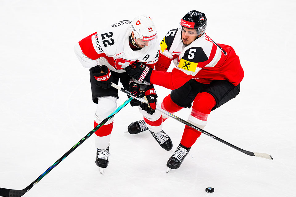 Nino Niederreiter von Team Schweiz und Dominic Hackl von Team �sterreich.
