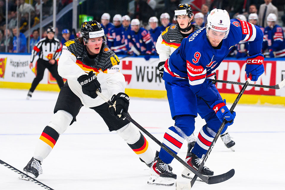 Joshua Samanski von Team Deutschland und Ryan Leonard von Team USA im Zweikampf.