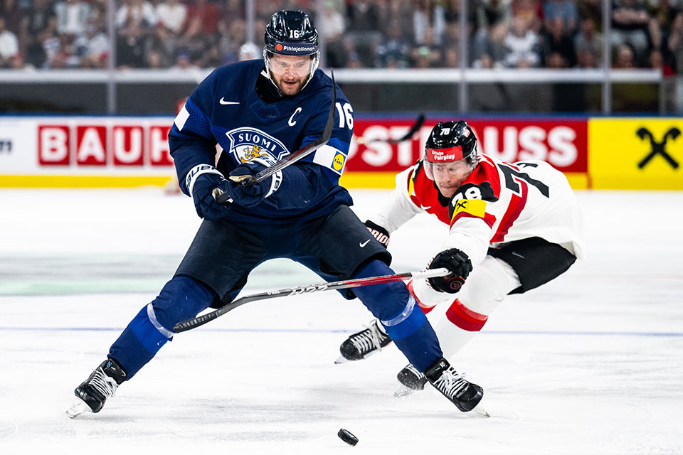 Aleksander Barkov von Team Finnland und Thimo Nickl von Team �sterreich.