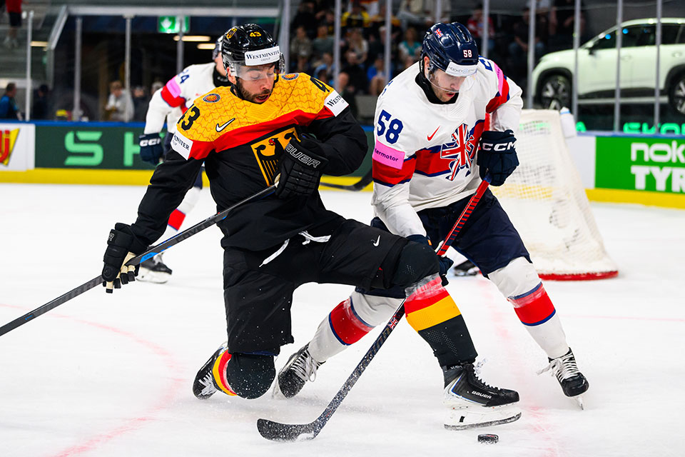 Andreas Eder von Team Deutschland und David Clements von Team Gro�britannien im Zweikampf.
