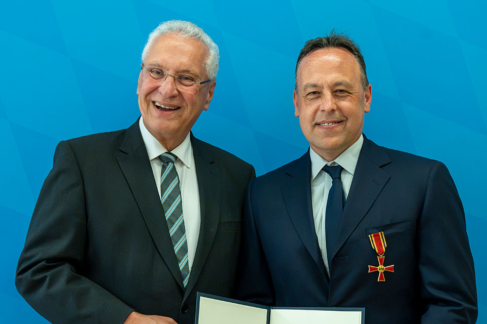 Bayerns Innenminister Joachim Herrmann und Bostons Trainer Marco Sturm.
