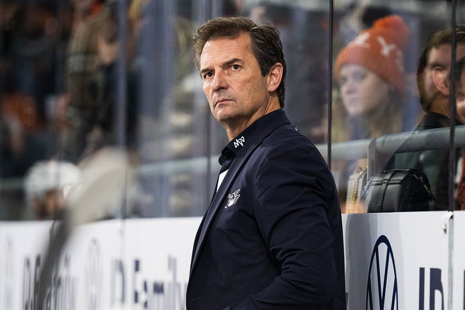 Adler-Coach Dallas Eakins ist mit einer Mannschaft im Trainingslage in Kitzb�hel.