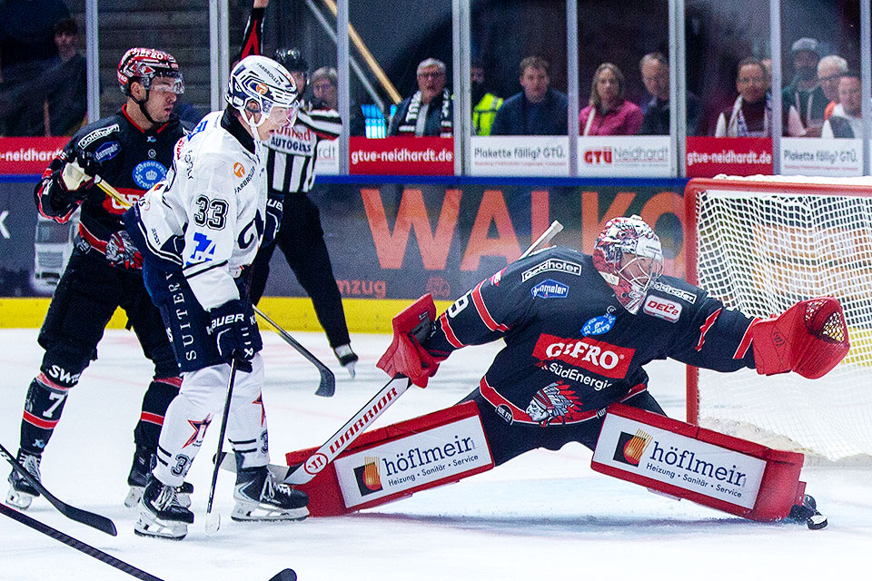 Memmingens Neuzugang Michael Bitzer kann den Puck abwehren.