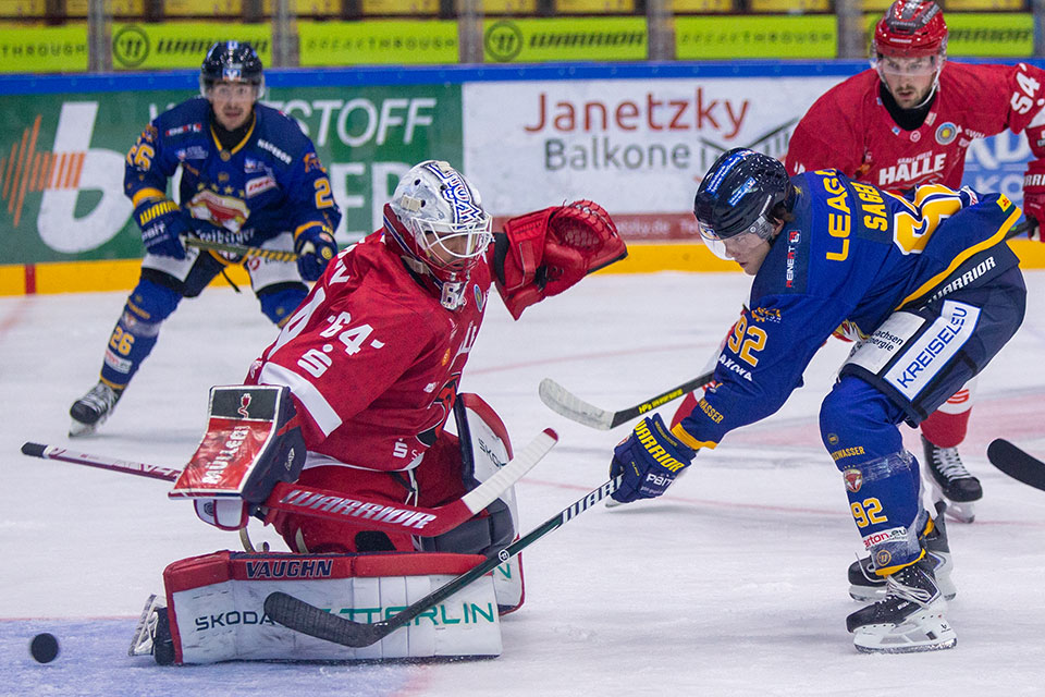 Clemens Sager trifft zum 1:0 f�r die Lausitzer F�chse gegen Halle.