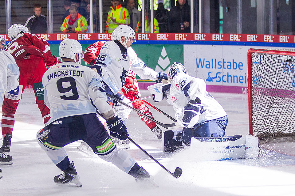 Regensburg erzielt das 2:0 gegen Weiden beim Turnier in Deggendorf.